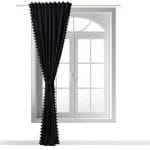 ZASŁONA DEKORACYJNA OZDOBIONA POMPONIKAMI NA TAŚMIE MARSZCZĄCEJ