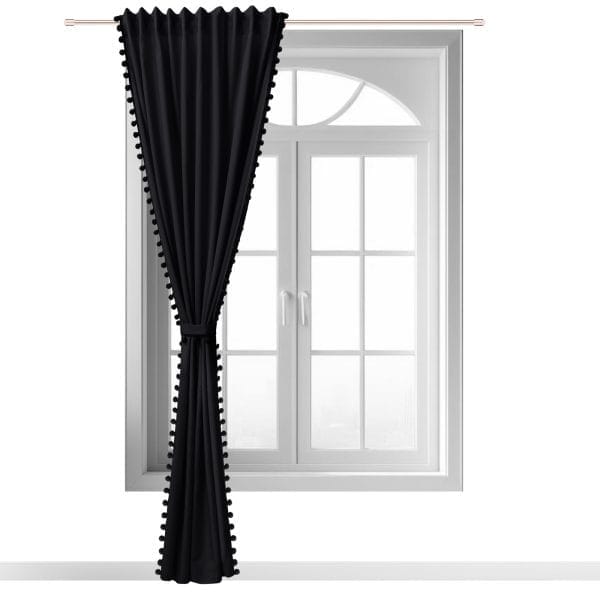 ZASŁONA DEKORACYJNA OZDOBIONA POMPONIKAMI NA TAŚMIE MARSZCZĄCEJ