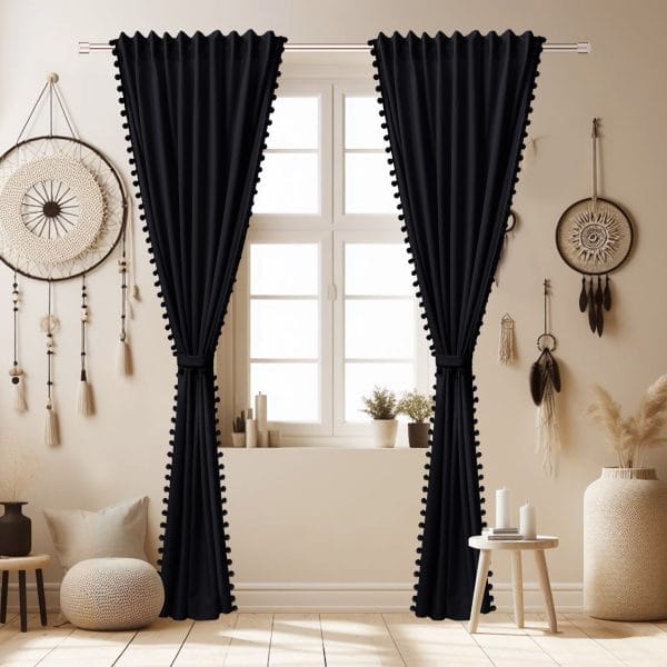 ZASŁONA DEKORACYJNA OZDOBIONA POMPONIKAMI NA TAŚMIE MARSZCZĄCEJ