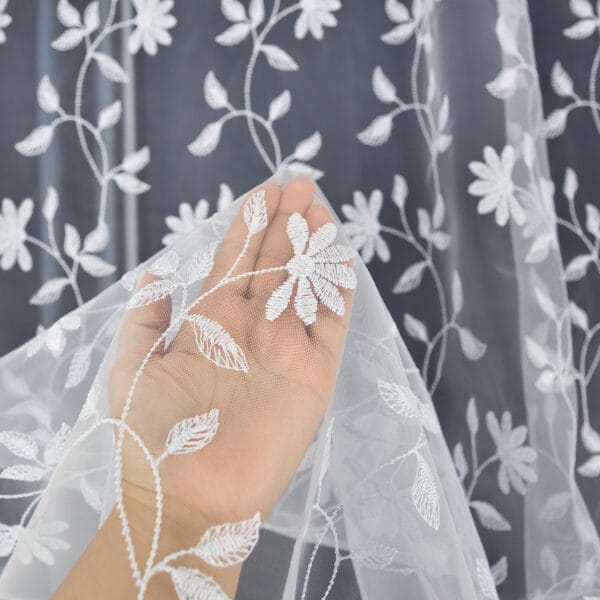 FIRANA GOTOWA Z MARKIZETY ZDOBIONA HAFTEM NA TAŚMIE MARSZCZĄCEJ MIRA