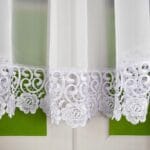 FIRANA GOTOWA Z GIPIURĄ W KWIATKI NA TAŚMIE 400X150 CM