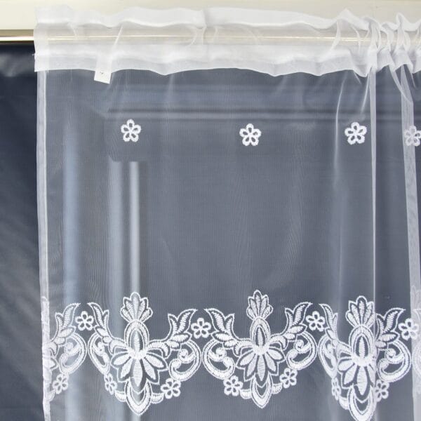 FIRANA GOTOWA Z MARKIZETY ZDOBIONA HAFTEM NA TAŚMIE MARSZCZĄCEJ GRACJA