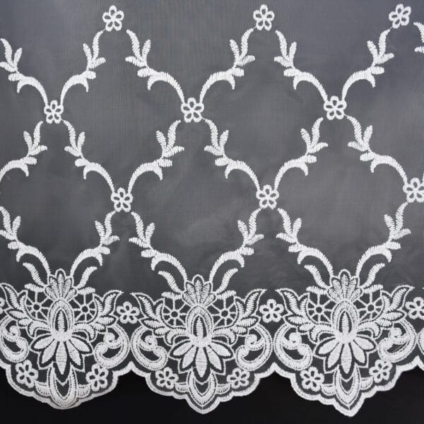 FIRANA GOTOWA Z MARKIZETY ZDOBIONA HAFTEM NA TAŚMIE MARSZCZĄCEJ GRACJA