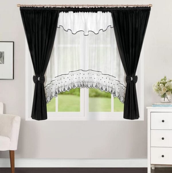 ZESTAW DEKORACYJNY Z OZDOBNĄ WSTAWKĄ I ZASŁONAMI 400X160 CM