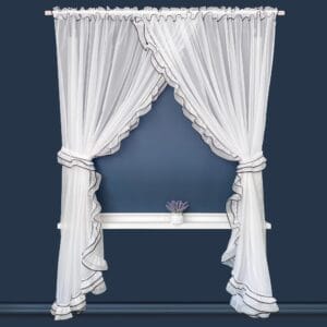 FIRANA GOTOWA Z FALBANKĄ I CZARNĄ LAMÓWKĄ NA TAŚMIE MARSZCZĄCEJ