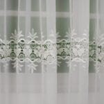 DŁUGA FIRANA WOALOWA Z GIPIURĄ ORAZ HAFTEM W KOLORZE ECRU 400X250 CM