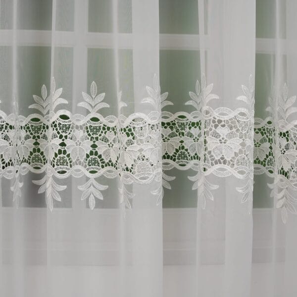 DŁUGA FIRANA WOALOWA Z GIPIURĄ ORAZ HAFTEM W KOLORZE ECRU 400X250 CM