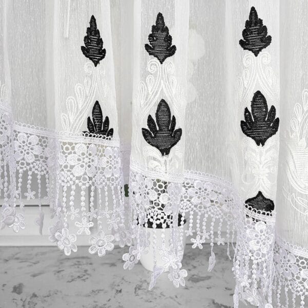 FIRANA GOTOWA Z HAFTEM WYKOŃCZONA KORONKĄ GIPIUROWĄ 400×160 CM