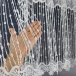 KRÓTKA FIRANA WOALOWA Z HAFTEM I GIPIURĄ NA TAŚMIE MARSZCZĄCEJ 400X90 CM