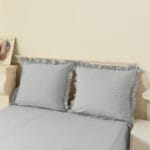 Pościel z falbanką 160×200 cm jasnoszara zestaw z 2 poszewkami LULA