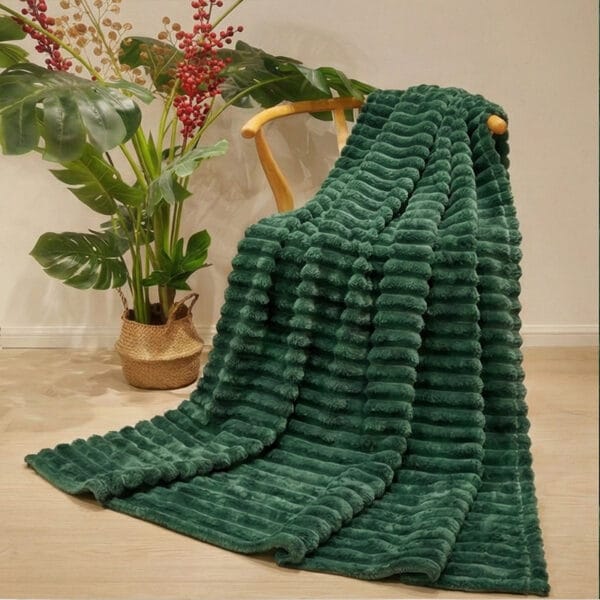 Gruby koc butelkowa zieleń 160x200 cm wytłaczany miękki pled LEO