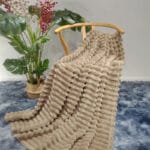 Gruby koc beżowy 200×220 cm wytłaczany miękki pled LEO