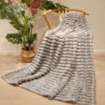 Gruby koc jasnoszary 160×200 cm wytłaczany miękki pled LEO