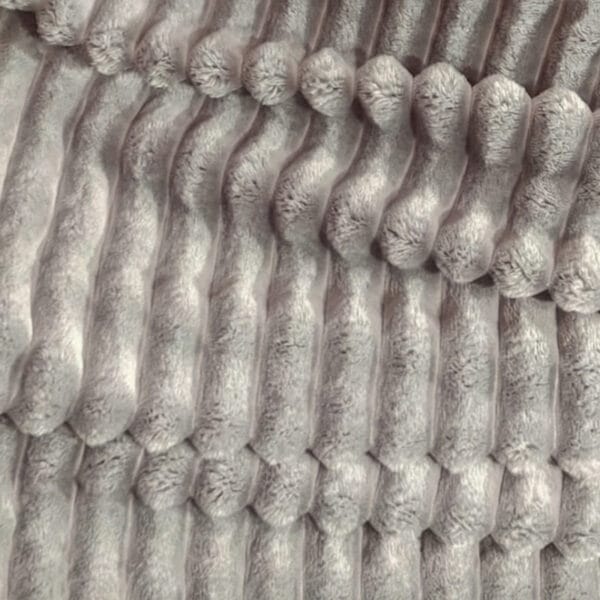 Gruby koc jasnoszary 160×200 cm wytłaczany miękki pled LEO