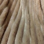 Gruby koc beżowy 200×220 cm wytłaczany miękki pled LEO