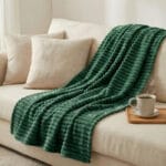 Gruby koc butelkowa zieleń 160x200 cm wytłaczany miękki pled LEO