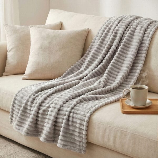 Gruby koc jasnoszary 160×200 cm wytłaczany miękki pled LEO