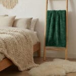 Gruby koc butelkowa zieleń 160x200 cm wytłaczany miękki pled LEO