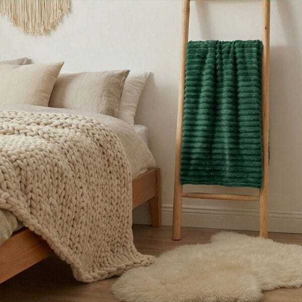 Gruby koc butelkowa zieleń 160x200 cm wytłaczany miękki pled LEO