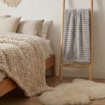 Gruby koc jasnoszary 160×200 cm wytłaczany miękki pled LEO