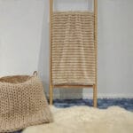 Gruby koc beżowy 200×220 cm wytłaczany miękki pled LEO