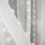 Firana sable z pomponikami 145×250 cm na taśmie KROPKA
