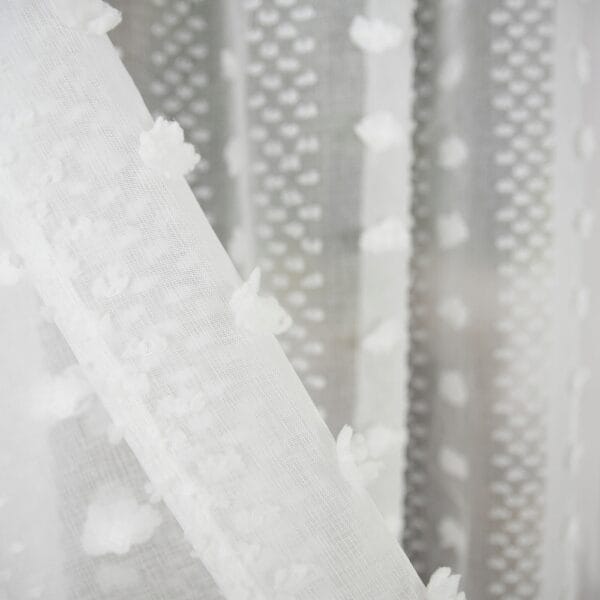 Firana sable z pomponikami 145×250 cm na taśmie KROPKA