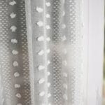 Firana sable z pomponikami 145×250 cm na taśmie KROPKA