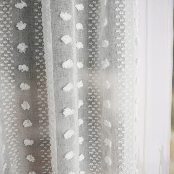 Firana sable z pomponikami 145×250 cm na taśmie KROPKA