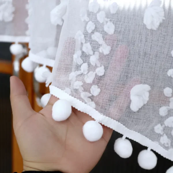 Firana sable w łuk 200x105 cm z pomponikami na taśmie LUNA