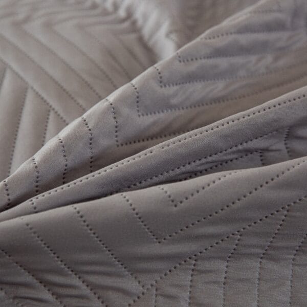 Narzuta na łóżko 200x220 cm jasnoszara pikowana dwustronna MILA