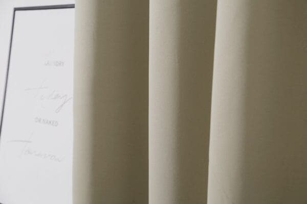 Zasłona na taśmie 140x250 cm beżowa zaciemniająca 90% AKSAMA