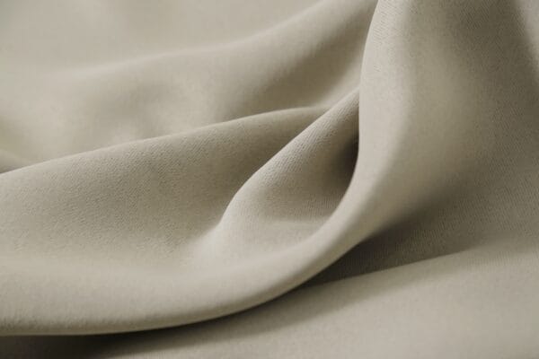 Zasłona na taśmie 140x250 cm beżowa zaciemniająca 90% AKSAMA