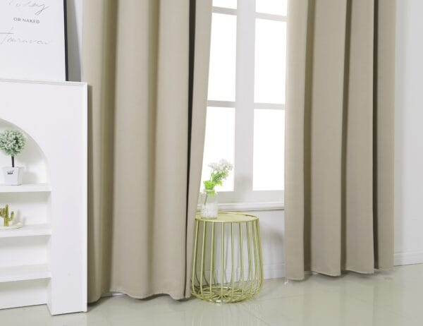Zasłona 80% zaciemniająca 140×250 blackout beżowa na taśmie AKSAMA